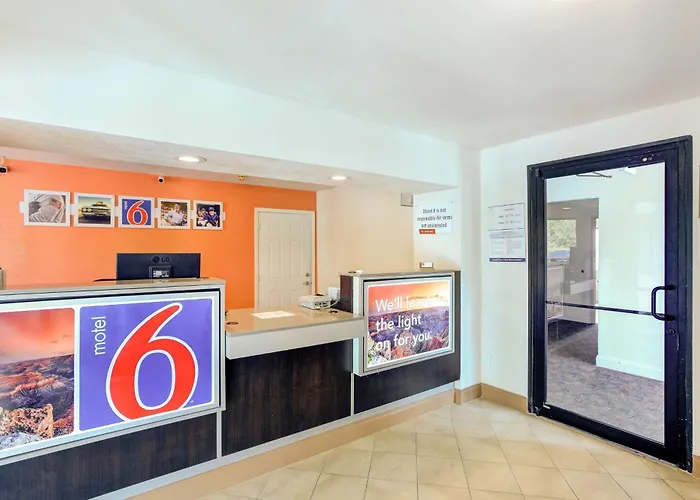 Hotel with pool: Motel 6-Dallas, Tx - South