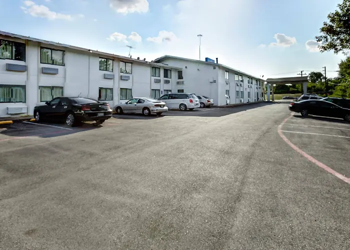 Hotel with pool: Motel 6-Dallas, Tx - South